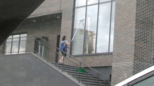 Крутая техника мытья окон. смотреть онлайн