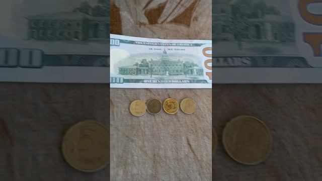 БАНКНОТА СТО ДОЛЛАРОВ И 4 МОНЕТЫ 5 ТЕНГЕ оборотом и решкой лежат на полотняной поверхности 31 Авгус смотреть онлайн