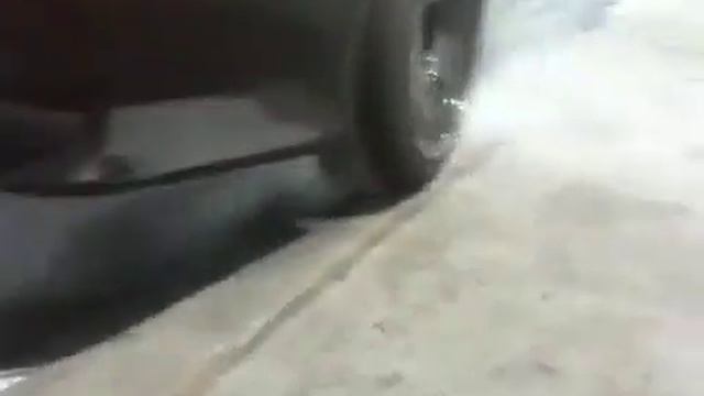 R32 burnout at The Workshop смотреть онлайн