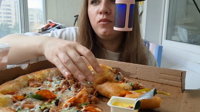 Мукбанг пицца "Супер папа" с сырным бортиком 🍕 Под ваши комментарии #мукбанг #фудблогер смотреть онлайн