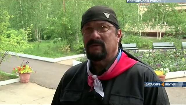 Легенда боевиков Стивен Сигал танцует осуохай в Мирном смотреть онлайн