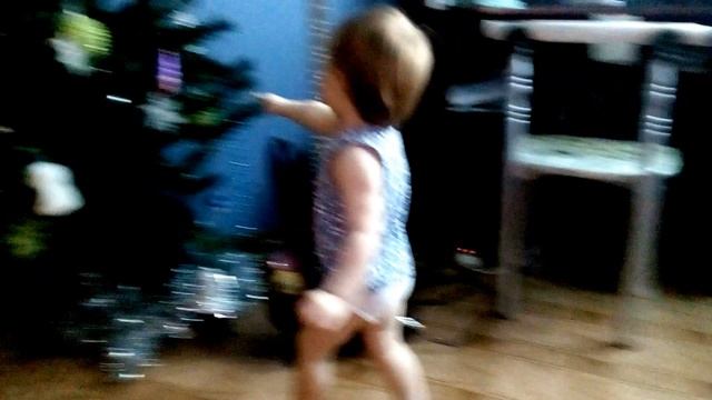 Зажигательный танец малыша. Елизавета Фомичева 1,6 года. смотреть онлайн