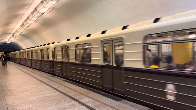 Ретропоезд «Сокольники» отправляется со станции «Университет» смотреть онлайн