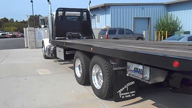 2006 Peterbilt 379 with 2015 Century 20 Series Bed смотреть онлайн