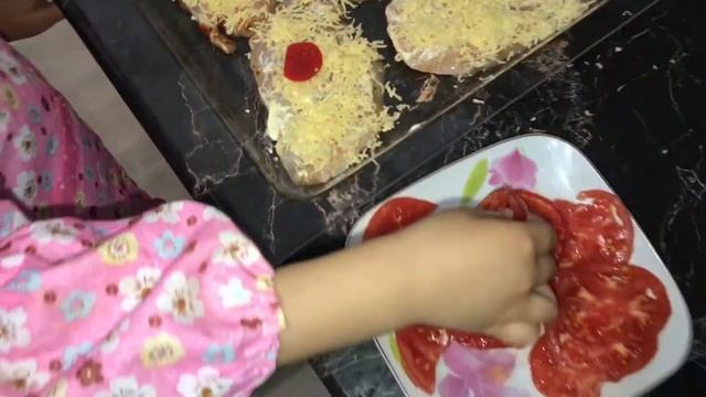 Маленький поваренок Нелли ??? Готовим курицу с сыром ?? Куриная запеканка с сыром ??? смотреть онлайн