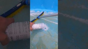 Убираем известь в бассейне.