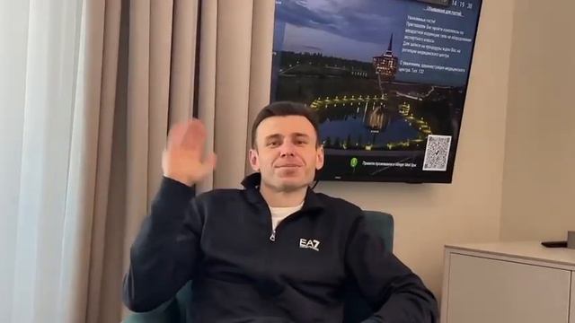 Влог: 🏊♀️ Алиса на отдыхе в отеле.Показыват номер.Прыгает на кровати. Плавает в бассейне смотреть онлайн
