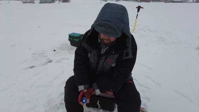 Рыбалка в центре города. Судак и окунь на блесну и мормышку. смотреть онлайн