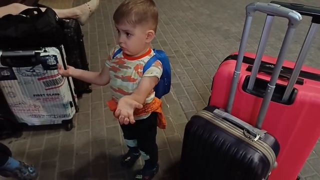 Поездка на поезде с двумя детьми | Еда в поезд смотреть онлайн