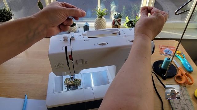 Threading your sewing machine the right way / Заправляем нитку в швейной машине правильно! смотреть онлайн