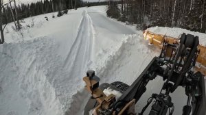 Volvo L90G расчищает дорогу от снега