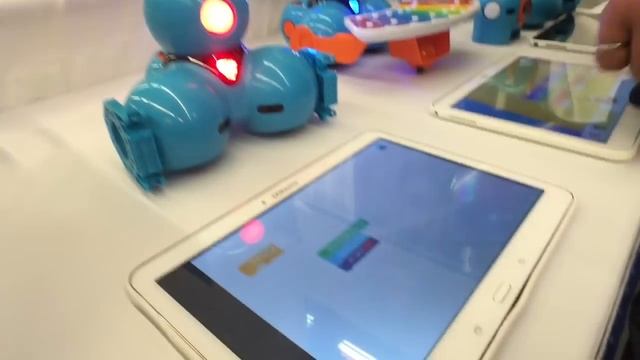 Wonder Workshop Introduces Dot and Dash смотреть онлайн
