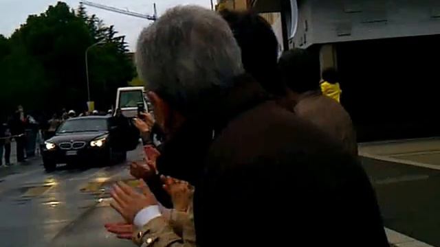 Arezzo, 13 maggio 2012 - ore 17.08 - Benedetto XVI ad Arezzo in Viale Giotto con la Papa-mobile смотреть онлайн