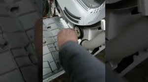 Ремонт сушильной машины Bosсh (чистим одкачивающий насос)