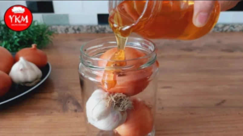 Натуральный антибиотик ? Режим кашель как нож ? Всего 3 ингредиента ! Мед, Лук,Чеснок. смотреть онлайн