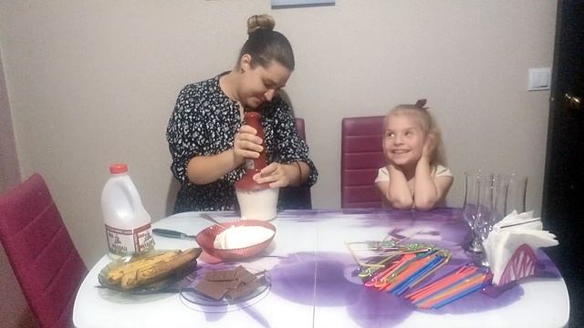 Готовим молочный коктейль с бананом дома смотреть онлайн