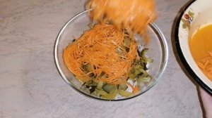 Салат с курицей, морковью по - корейски, сыром и маринованными огурцами