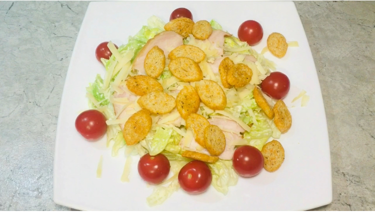 Показываю, как можно приготовить салат Цезарь с курицей за 5 минут, собрав его как конструктор