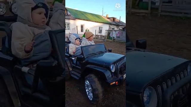 Джип Электоромобиль в действии на сколько хватает заряда сколько детей могут кататься возраст детей смотреть онлайн