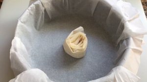 Пирог из теста фило с кремом и яблоком.