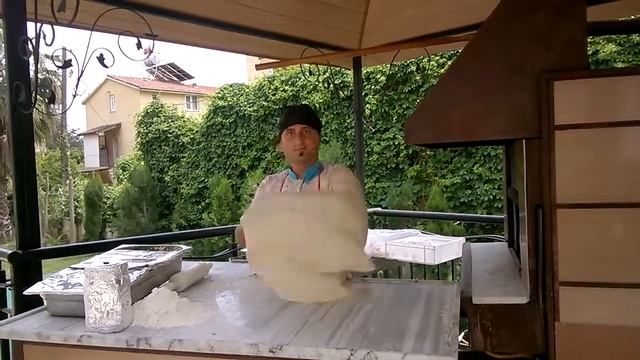 ЧТО ОН ВЫТВОРЯЕТ С ТЕСТОМ! - Турецкая пицца смотреть онлайн