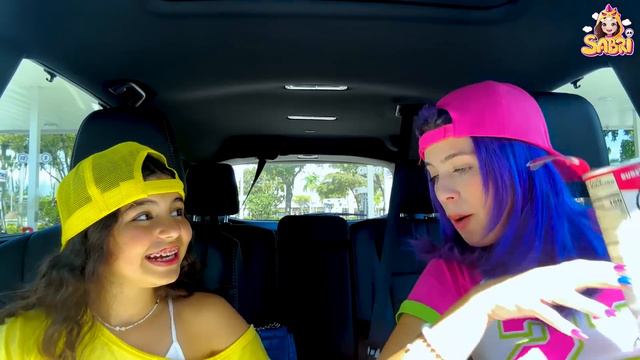 COMIENDO EN GASOLINERAS CON UN SOLO COLOR POR 24 HORAS🍟| SABRI RAWR 💛 смотреть онлайн