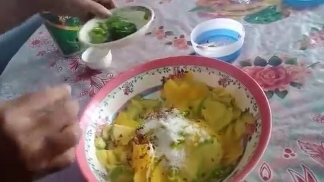 কাঁচা পাকা আমের মজাদার ভর্তা /Kacha paka mango vorta. смотреть онлайн