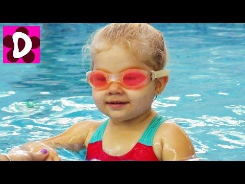 В Бассейне под Водой ПЕРВАЯ ТРЕНИРОВКА Учимся Плавать Рома и Диана Видео для Детей и Малышей в воде