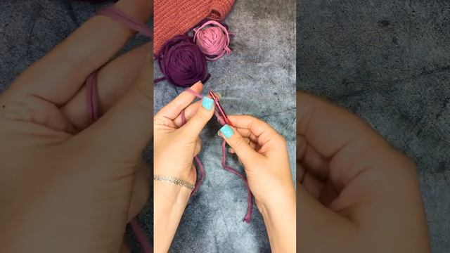 Набор цепочки из воздушных петель . Как правильно держать нить при вязании . #shorts#вязаниекрючком смотреть онлайн