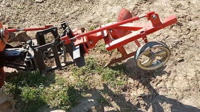 Пробная пахота на железных калёсах на самодельном мини тракторе смотреть онлайн