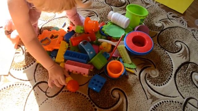 УЧИМ ЦВЕТА С РЕБЕНКОМ (2 года 3 мес.) – развивающая игра №4 с разными игрушками для детей 2-3 лет.