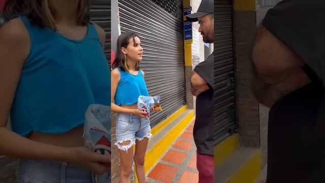 La niña quiere comprar un celular para regalarle a su hermana. Vídeo de Andrés Arango. смотреть онлайн