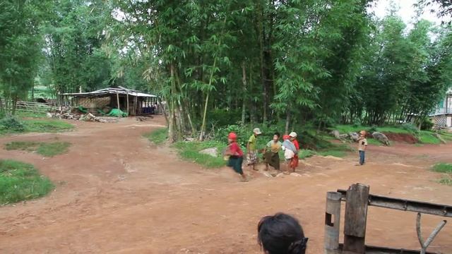 Flip-flop throwing game in Myanmar смотреть онлайн