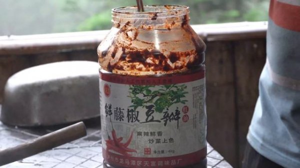 【农村四哥】农村四哥下厨做麻辣小龙虾,明二哥正巧赶上,10斤上桌都不够吃