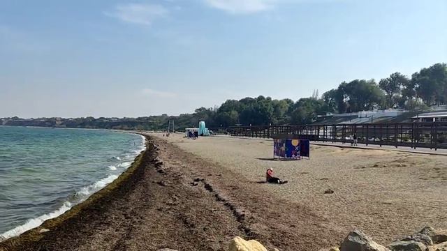 Лето продолжается. Тамань. Набережная. Таманский залив осенью. Жара, отдыхающие еще купаются. смотреть онлайн
