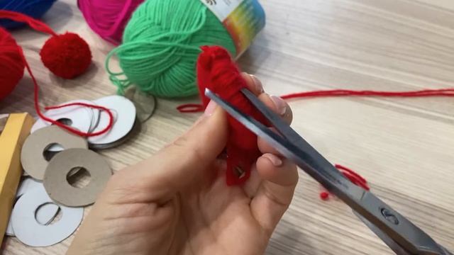 Как сделать помпоны из ниток смотреть онлайн