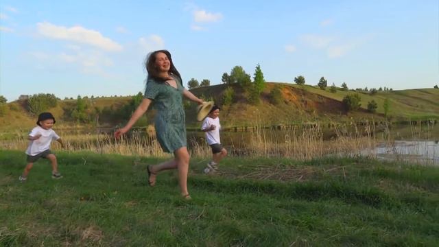 Семья на прогулке