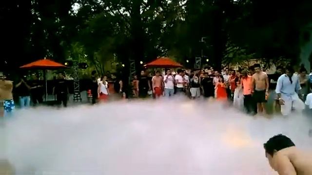 Вечеринка возле бассейна пошла не по плану смотреть онлайн