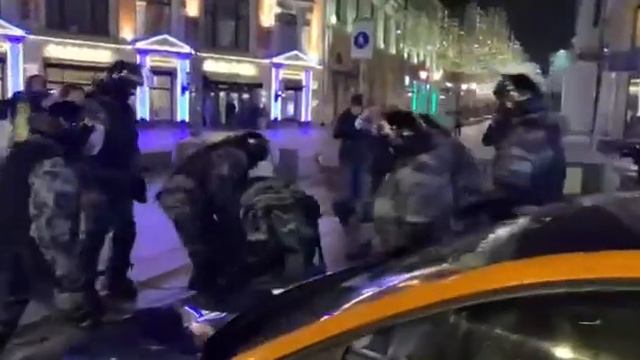 Водителя такси зачем то тоже выволокли из машины и повалили на землю смотреть онлайн