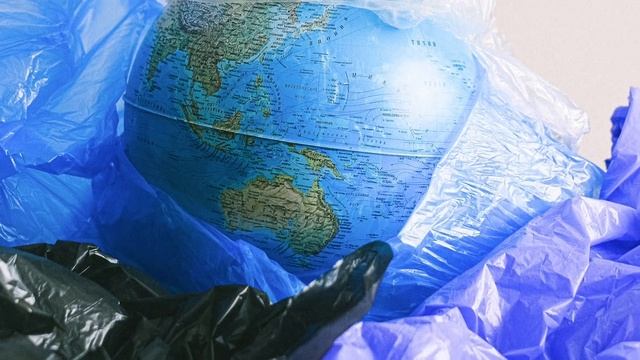 У кассы магазина вся очередь недовольно шипела на старика с мелочью. Поступок парня удивил всех. смотреть онлайн