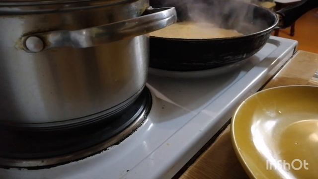 Балую детей горячими блинчиками.