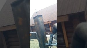 Как приварить длинную профильную трубу на заборе одному.