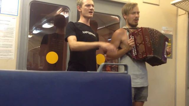 Смотреть всем. Душевно поют в электричке