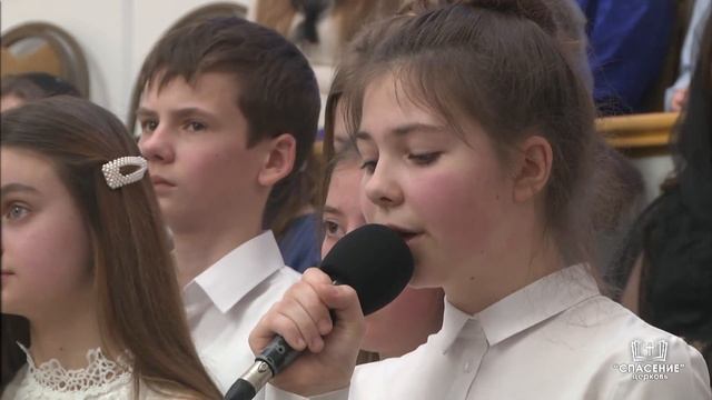 В просторном зале города большого / Стихотворение смотреть онлайн