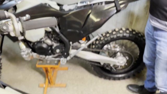 KTM 300 EXC TPI vs KTM 300 XC-W TPI, Сравнение европейской и американской версии, ENG SUB смотреть онлайн