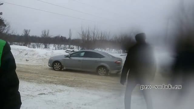 На въезде в Вольск загорелся автобус смотреть онлайн