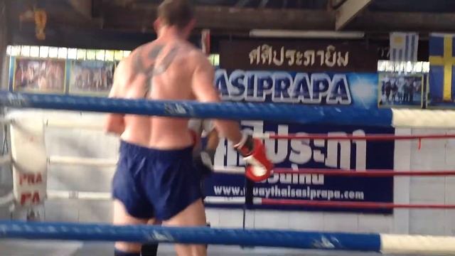 Муай Тай, спарринг. Бангкок. БУЛАТ (РОССИЯ) на сборах смотреть онлайн