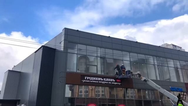 Реконструкция алюминиевого фасада от Оконного Стиля, монтаж окон в фасадной системе Alneo ALF-50 смотреть онлайн