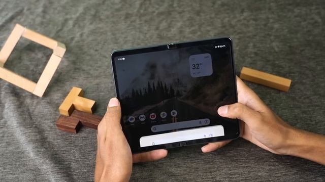 I Tried Google Pixel Fold in India! - vs Samsung Z Fold 5! смотреть онлайн