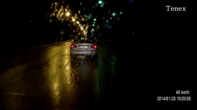 Через сплошную и по встречке.